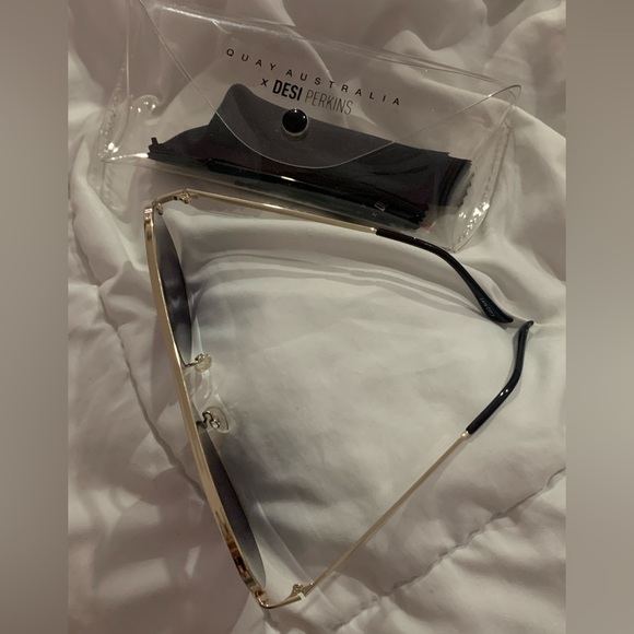 Quay Australia X Desi Perkins High Key Extra Large Gold Sunglasses - Picture 2 of 2